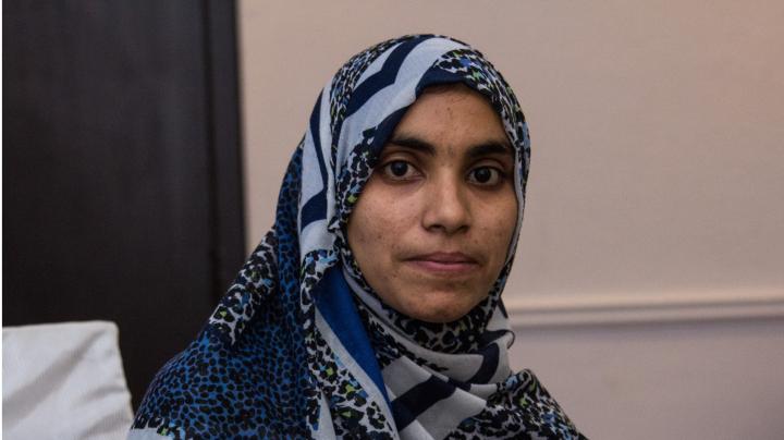  Eine junge Frau mit Hidschab schaut in die Kamera.   