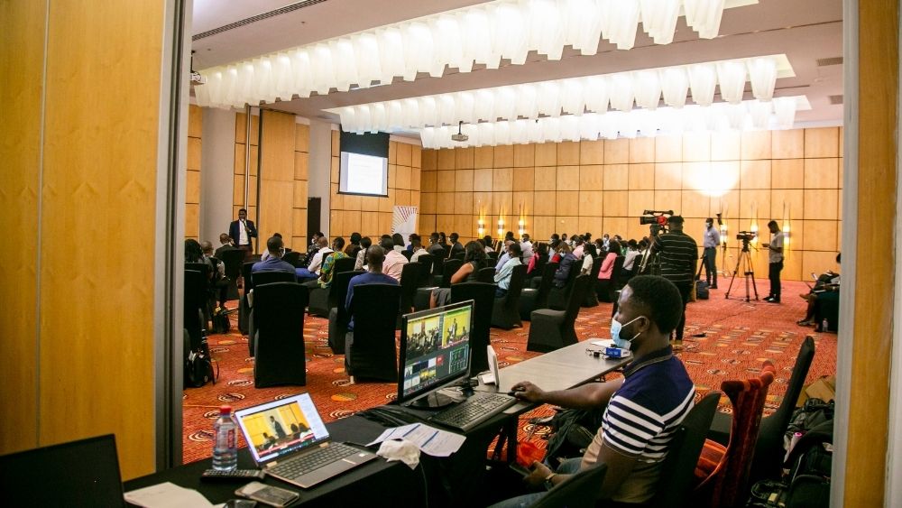 Jobmesse Ghana: Ein Konferenzraum voller Menschen