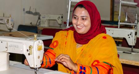 کپڑے سینے سے کچھ بڑھ کر: پاکستان میں بطور درزی اپنا کاروبار 