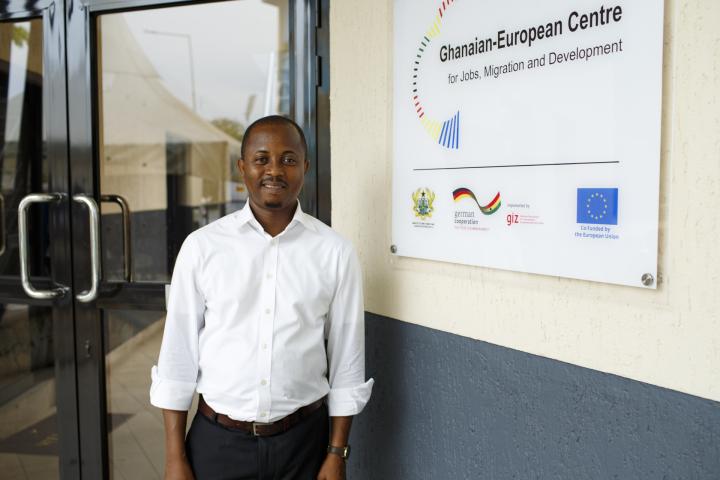  Ein Mann steht vor dem Eingang des Ghanaisch-Europäischen Zentrum für Jobs, Migration und Entwicklung.  